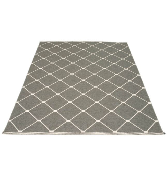 Regina Rug in Charcoal/Vanilla by Pappelina Jane Clayton