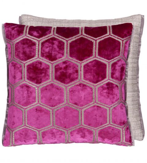 DESIGNERS GUILD ピンクベルベットクッション Manipur Ready Made Cushions by Designers Guild in Fuchsia