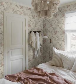Lily Swan Wallpaper by Borastapeter Blush
